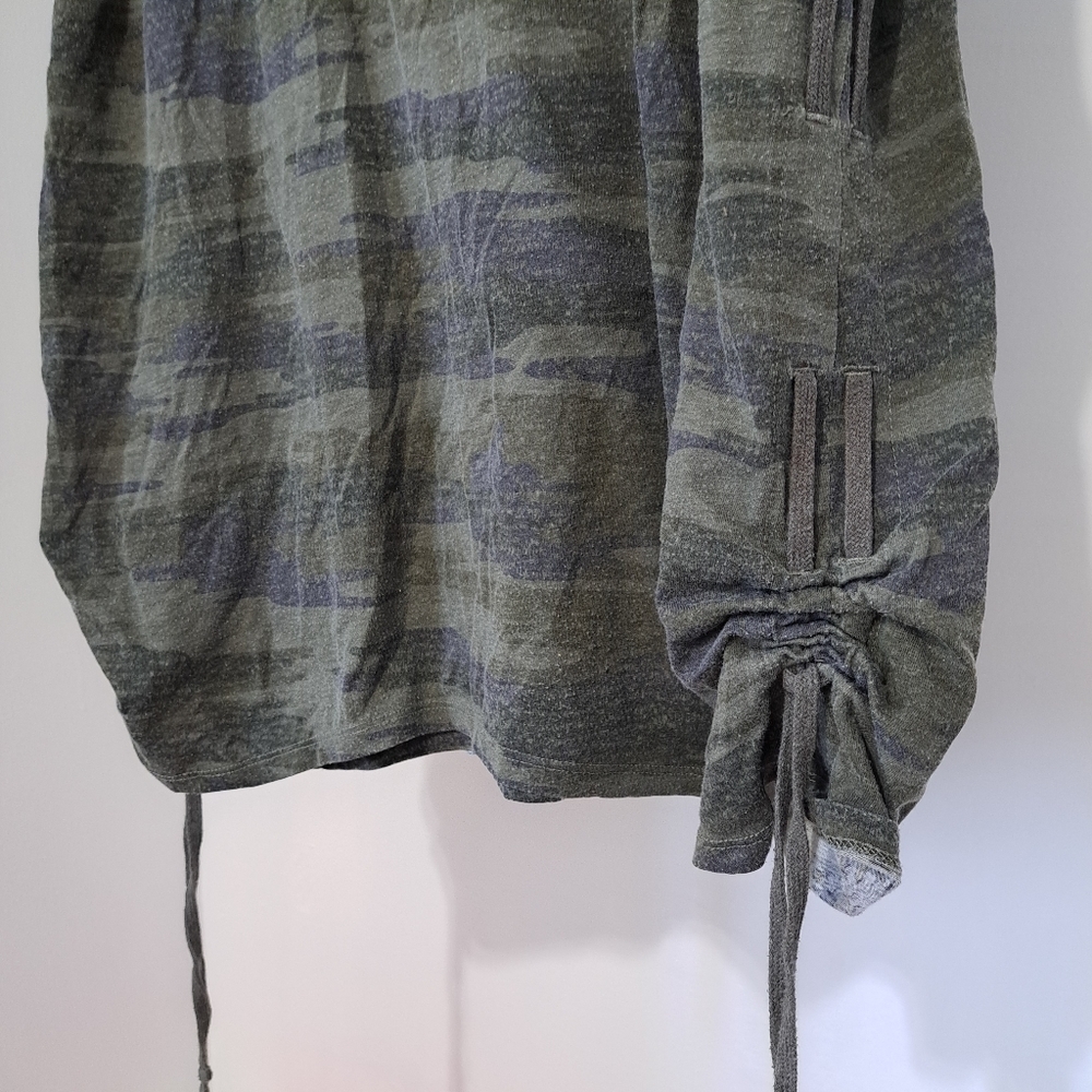 DC jeans | Camo green v neck sleevless tank top with side tie ups - Picture 3 of 8